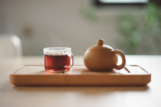 Jednou z dalších možností, jak konopný kořen zredukovat, je vytvoření čajové směsi, jež se vyznačuje poměrně silnou chutí